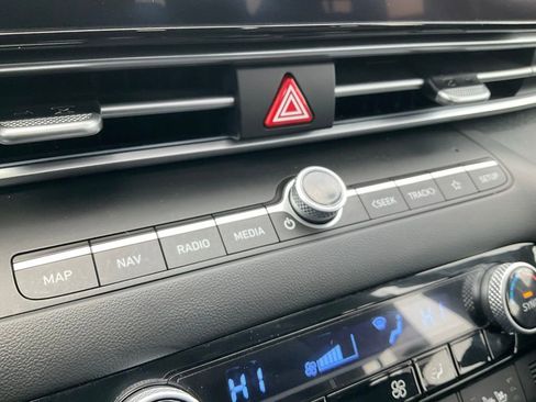 Used 2023 Hyundai Elantra Limited image 11