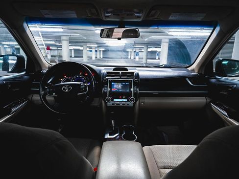 Used 2014 Toyota Camry XLE image 3