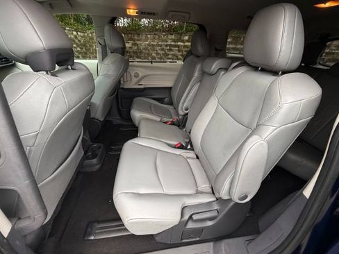 Used 2022 Toyota Sienna XLE FWD image 31