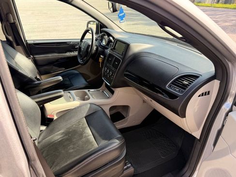 Used 2018 Dodge Grand Caravan SXT FWD image 10