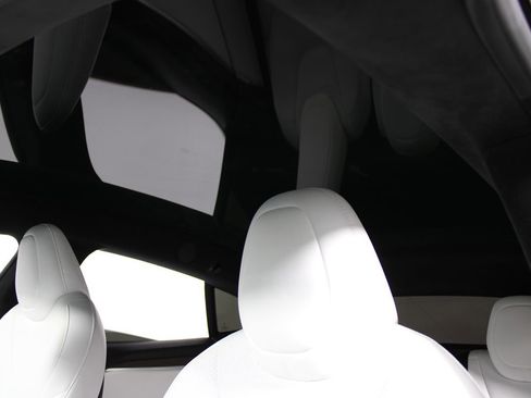 Used 2022 Tesla Model S Plaid image 10