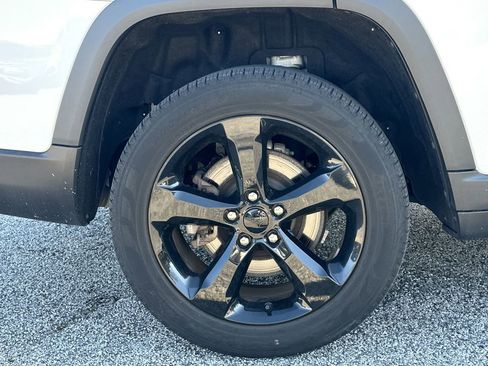 Used 2023 Jeep Grand Cherokee L Limited w/ Black Appearance Package image 18