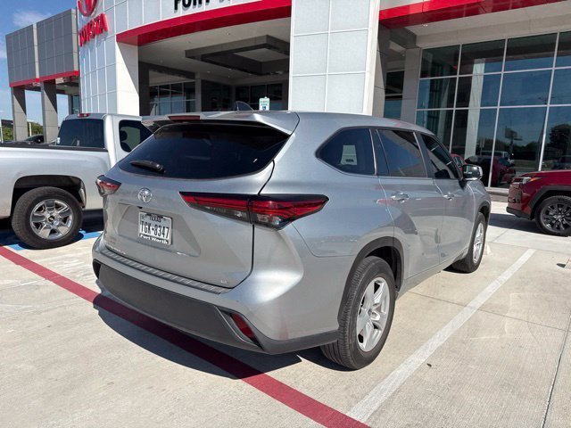 Used 2023 Toyota Highlander LE FWD image 7