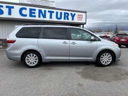 Used 2017 Toyota Sienna Limited image 23