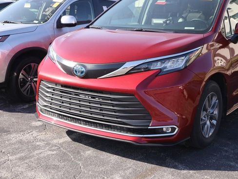 Used 2023 Toyota Sienna XLE w/ XLE Plus Package image 5