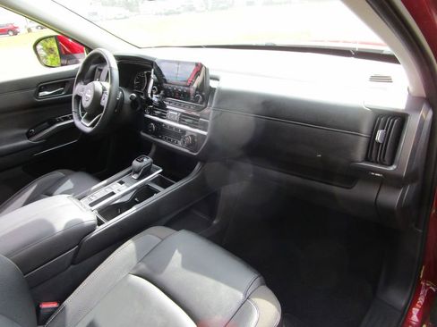 Used 2024 Nissan Pathfinder SL image 32