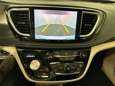 Used 2022 Chrysler Pacifica Touring-L image 22