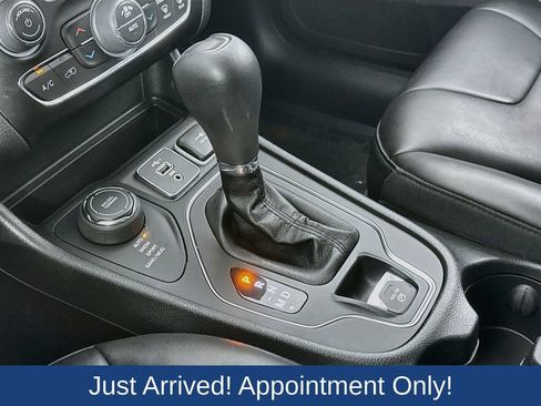 Used 2019 Jeep Cherokee Latitude Plus w/ Comfort/Convenience Group AWD/4WD image 19