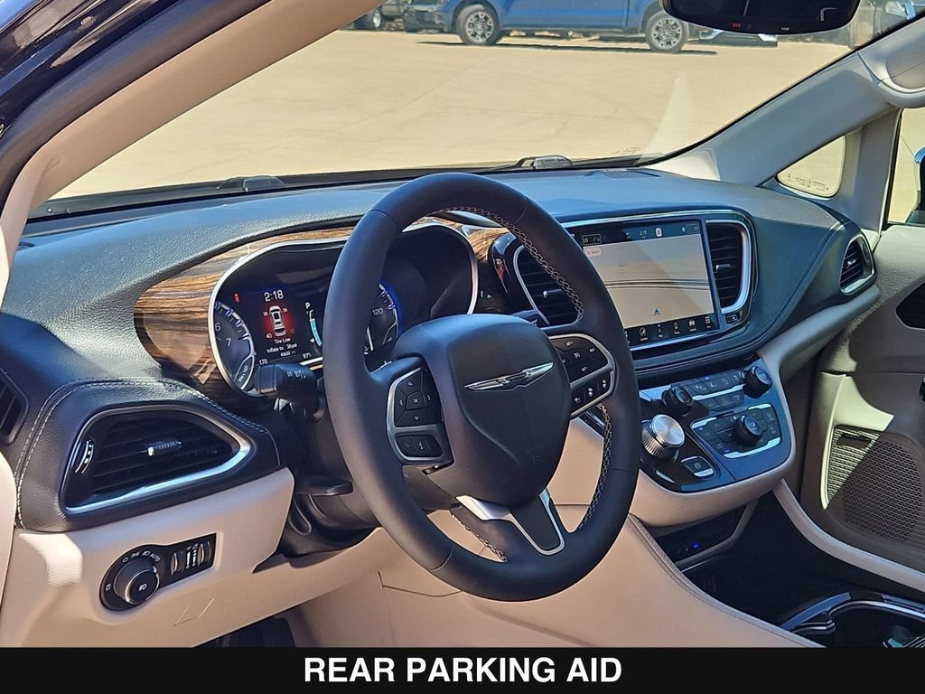 Used 2023 Chrysler Pacifica Limited w/ Uconnect Theater Family Group FWD image 13