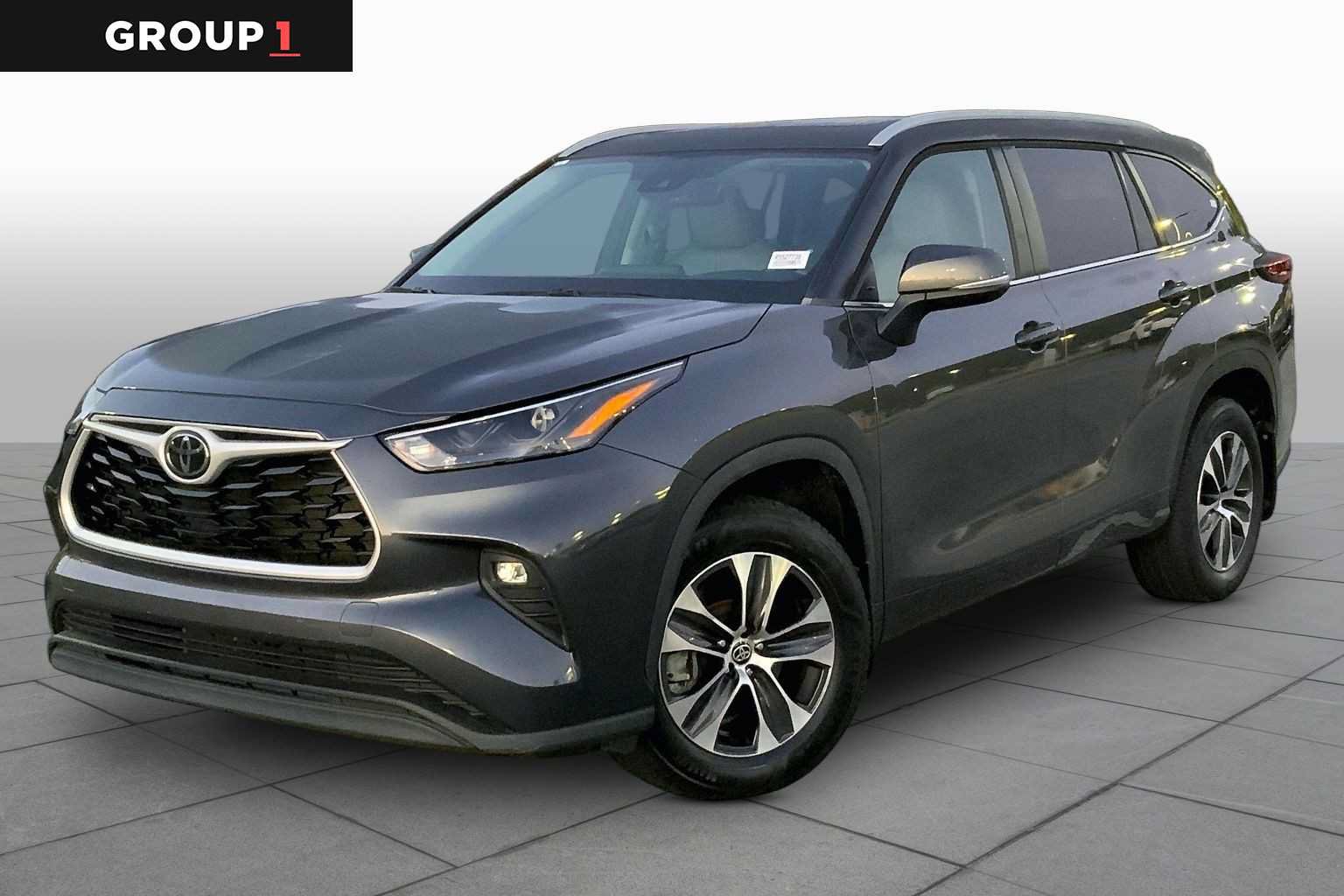Used 2024 Toyota Highlander XLE FWD image 1