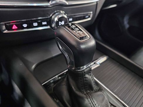 Used 2019 Volvo XC60 T5 Momentum w/ Multimedia Package image 32