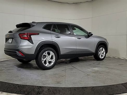 Used 2024 Chevrolet Trax LS w/ LS Convenience Package image 7