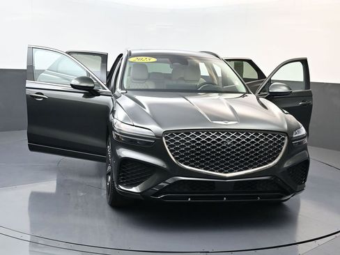 Used 2025 Genesis GV70 3.5T Sport w/ Sport Prestige Package image 32