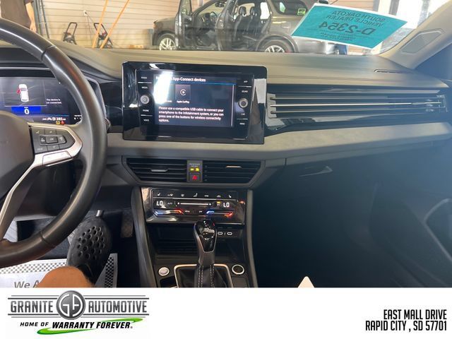 Used 2025 Volkswagen Jetta SE FWD image 13