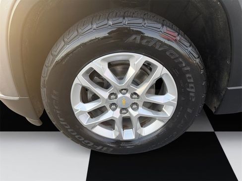 Used 2020 Chevrolet Traverse LT image 14