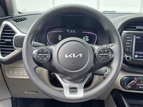 Used 2023 Kia Soul LX w/ LX Technology Package FWD image 18
