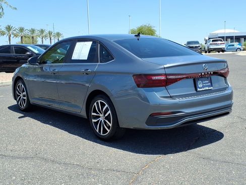 Used 2025 Volkswagen Jetta SE FWD image 5