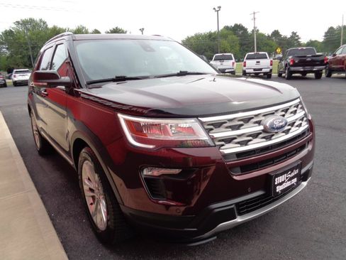 Used 2018 Ford Explorer XLT w/ Equipment Group 202A FWD image 4