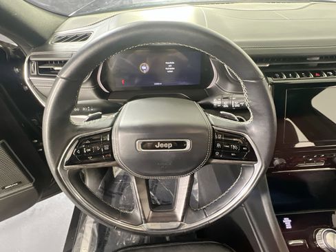 Used 2022 Jeep Grand Cherokee Overland AWD/4WD image 11