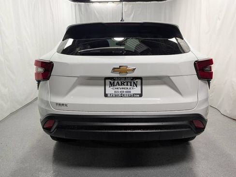 Used 2024 Chevrolet Trax LS w/ LS Convenience Package FWD image 4