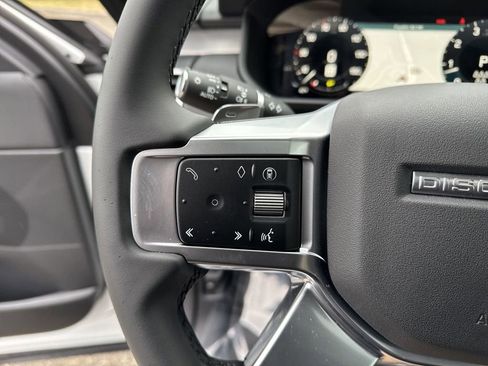 New 2025 Land Rover Discovery Dynamic SE image 18