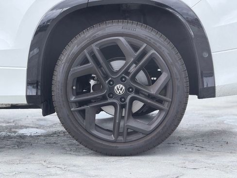 Used 2025 Volkswagen Tiguan SE R-Line image 2