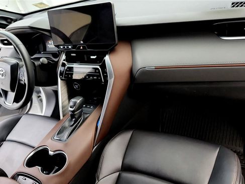 Certified 2024 Toyota Venza XLE image 27