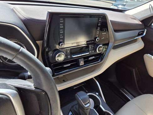 Used 2022 Toyota Highlander XLE image 8