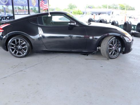 Used 2017 Nissan 370Z Coupe RWD image 6