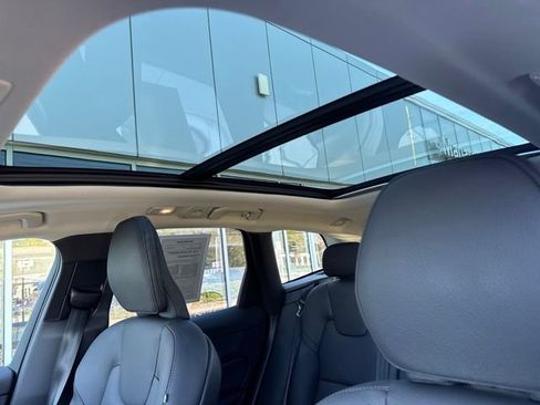 Used 2025 Volvo XC60 B5 Plus AWD/4WD image 27