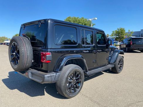 Used 2022 Jeep Wrangler Unlimited Sahara w/ Cold Weather Group AWD/4WD image 5