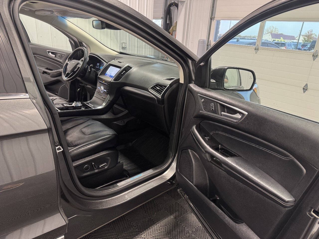 Used 2019 Ford Edge Titanium w/ Equipment Group 301A AWD/4WD image 17