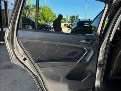 Used 2022 Volkswagen Tiguan SE w/ Panoramic Sunroof Package FWD image 14