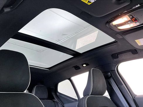Certified 2025 Volvo XC40 B5 Plus AWD/4WD image 22