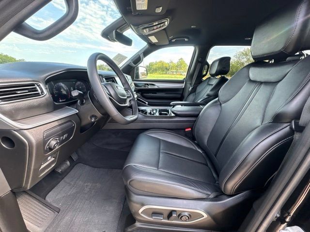 Used 2025 Jeep Wagoneer Series II AWD/4WD image 2