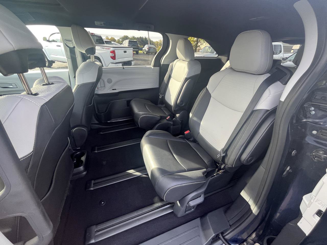 Used 2025 Toyota Sienna XSE AWD/4WD image 15