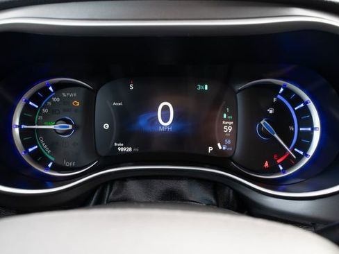 Used 2023 Chrysler Pacifica Touring-L image 36