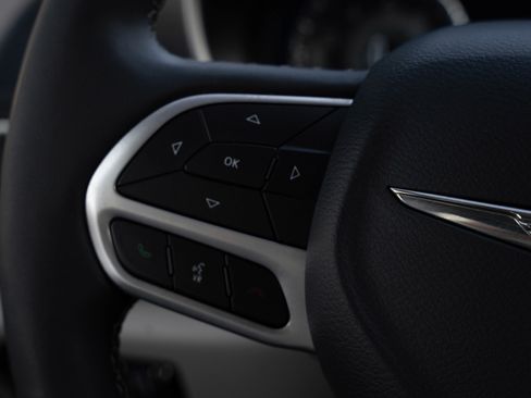 Used 2023 Chrysler Pacifica Touring-L image 24