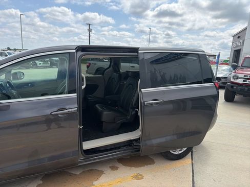 Used 2023 Chrysler Pacifica Touring-L FWD image 11