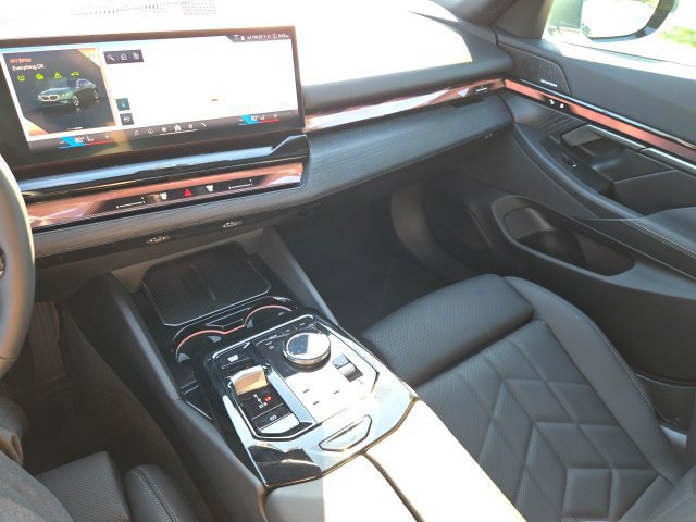Used 2025 BMW i5 xDrive40 AWD/4WD image 16