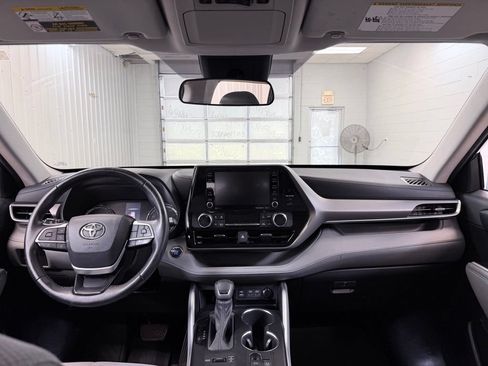 Used 2022 Toyota Highlander LE AWD/4WD image 28
