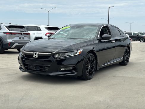Used 2019 Honda Accord Touring image 4