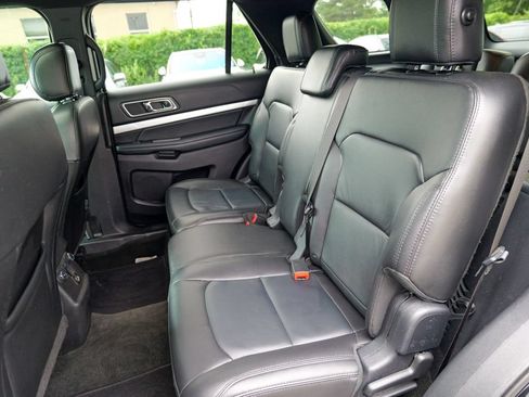 Used 2017 Ford Explorer XLT w/ Equipment Group 202A AWD/4WD image 28