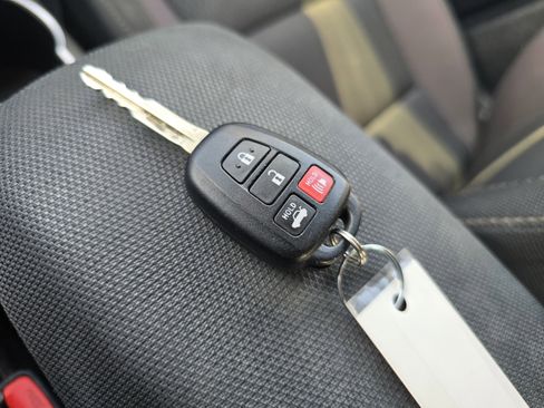 Used 2018 Toyota Corolla LE image 27