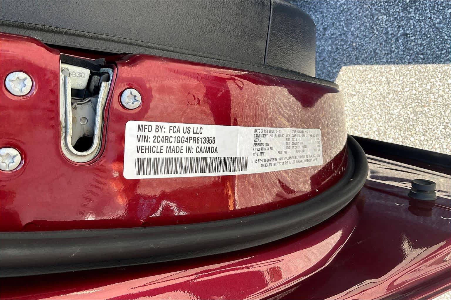 Used 2023 Chrysler Pacifica Limited w/ Uconnect Theater Family Group FWD image 35