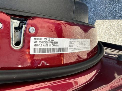 Used 2023 Chrysler Pacifica Limited w/ Uconnect Theater Family Group FWD image 35