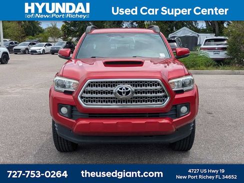 Used 2017 Toyota Tacoma TRD Sport w/ Tow Package RWD image 8