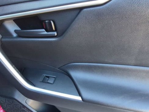 Used 2021 Toyota RAV4 LE w/ Carpet Mat Package (TMS) AWD/4WD image 30