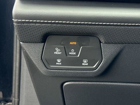 Used 2025 Volkswagen Atlas SE FWD image 33