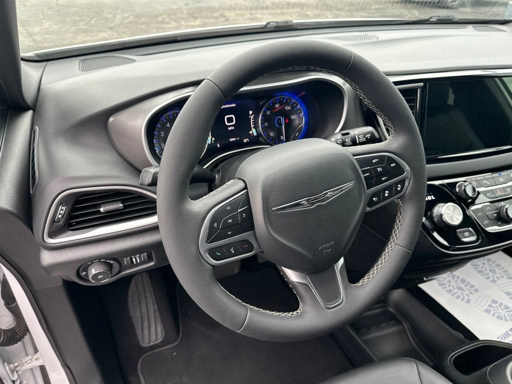 Used 2025 Chrysler Pacifica Select FWD image 17